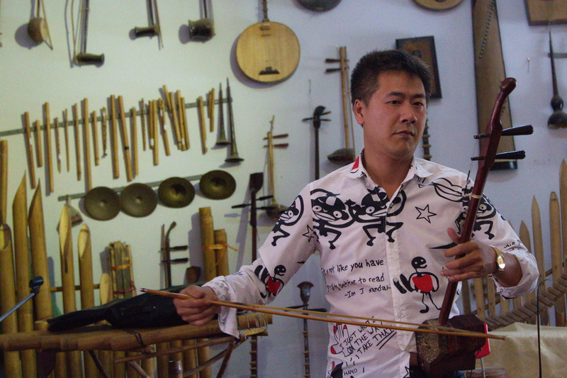 2 string instrument, vietnam